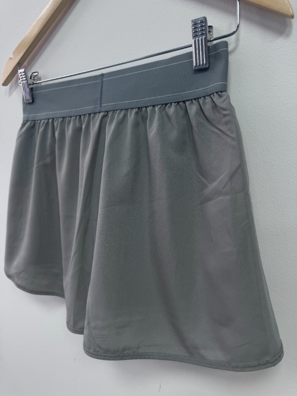 Alo Yoga Match Point Tennis Skirt Grey NWT 🤍 Sporty Skort Tennis Pickleball - Picture 6 of 9